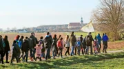 Ganz früh am Sonntagmorgen startet die Familienwallfahrt – auch in Ralbitz. Aus allen Orten der Kirchgemeinde laufen Gläubige zur Wallfahrtskirche Rosenthal.