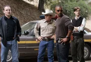 In Ozona sind nacheinander drei Kinder verschwunden, die danach tot im Wald gefunden wurden. Gideon (Mandy Patinkin, l.), Reid (Matthew Gray Gubler, r.) und Derek (Sherman Moore, 2.v.r.) gehen dem nach ...