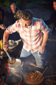 Für seinen Männerabend bereitet Jamie Oliver ein ganz besonderes Gericht über offenem Feuer zu: ein Chicken Tikka Masala ...
