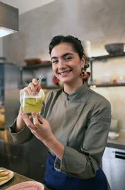 Köchin Lucie Fischer-Chapalain zeigt, wie man Gurkensirup mit Sternanis verfeinert. Gurkensirup ist ein perfekter Begleiter für sprudelndes Mineralwasser oder alkoholfreie Cocktails.