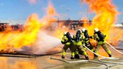 Bei dieser Übung wird ein Flächenbrand durch auslaufendes Kerosin simuliert.