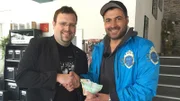 Experte Sükrü Pehlivan (re.) konnte die Musikbox an Hans-Gert Ahrends verkaufen