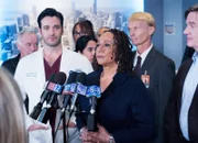 Chicago Med Nachtschicht - Graveyard Shift Staffel 2, Episode 11 Sie verkünden die gut verlaufene OP vor den Medien: Colin Donnell als Dr. Connor Rhodes, S. Epatha Merkerson als Sharon Goodwin.