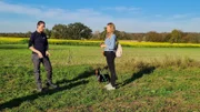 (v.l) Trainerin Ramona Houtsch mit Dackel Nemo und Besitzerin Janine