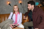 ACHTUNG SPERRFRIST! Die Veröffentlichung dieses Motives ist für alle ONLINE-MEDIEN (außer Programm-Presse) erst ab dem 14.05.2025 frei.  Zoe (Lara Dandelion Seibert) erklärt Carlos (Patrick Fernandez), dass sie Clara aus Johns Wirkungskreis fernhalten will.  +++ Die Verwendung des sendungsbezogenen Materials ist nur mit dem Hinweis und Verlinkung auf RTL+ gestattet. +++