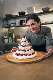 Lucies Pavlova ist gefüllt mit Sahne, Mascarpone und frischen Früchten.
