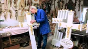 Nikolaus Dürlich in seiner Holzwerkstatt, der Grabkreuze für Verstorbene fertigt.