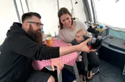 Gitte und Jörn bloggen im Internet über ihre Abenteuer im engen Camper-Van. Jetzt sind sie zum ersten Mal mit Sohn Fiete unterwegs. Gelegenheit zum Testen, was sich dadurch verändert und ob Camping mit Kleinkind trotzdem Spaß machen kann.