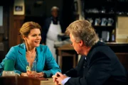 Bayerisches Fernsehen DAHOAM IS DAHOAM, FOLGE 807, "Chef wider Willen", am Dienstag um 19:45 Uhr. Uschi (Silke Popp) meistert das Gespräch mit dem Marketing-Berater fabelhaft.