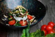 Iss besser! Staffel 1 Folge 24 Pochiertes Ei mit Spinat und Champignons