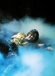 Hercules (Kevin Sorbo) kämpft gegen ein schreckliches Monster, das Menschen in seiner Höhle gefangen hält. Noch weiss er nicht, dass dieses Biest Hercules' böser Bruder Gryphus ist.