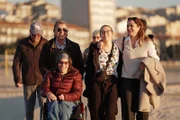 SRF bi de Lüt – Heimweh  Staffel 7 Folge 5 Ausflug zum Strand in Portugal der Familie Ramos, es ist Weihnachten. Alle sind extra von überall auf der Welt angereist.