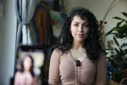 In Social Media Videos thematisiert Gülkiz den Kontaktabbruch mit ihren Eltern.