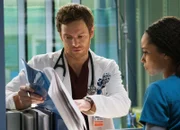 Chicago Med Spiegelbilder - Mirror, Mirror Staffel 2, Episode 12 Sie konsultieren Krankenakten: Nick Gehlfuss als Dr. Will Halstead, Yaya DaCosta als April Sexton