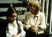 Miss Beadle (Charlotte Stewart, r.) macht sich Sorgen um Laura (Melissa Gilbert, l.) ...