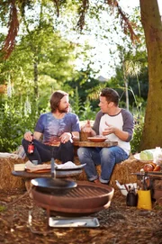 Christian (l.) aka DJ BBQ weiß, welche Fleischstücke die besten sind, wie diese gegrillt werden müssen und welche selbstgemachte Sauce gebraucht wird, um den ultimativen Burger zu zaubern. Schließlich wagt sich auch Jamie Oliver (r.) an den Grill ...