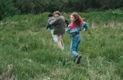 v.l.n.r. Billy (Justin Daniles Anene), Con (Cal O’Driscoll) und Zoe (Leia Murphy) auf der Flucht.
