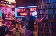 TJ (Kevin McGahern) zeigt seine Sammlung.