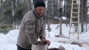 Johnny Rolfe kocht das Abendessen für sich und seinen Hund Java. (National Geographic)