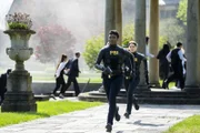 FBI SA Tiffany Wallace (Katherine Renee Kane, vorne); FBI SA Maggie Bell (Missy Peregrym, hinten)
