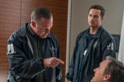 V.l.: Hank Voight (Jason Beghe), Jay Halstead (Jesse Lee Soffer) und Dr. Dean Reybold (Jeremy Shamos)