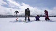 Kyle Sarvela bringt seinen Kindern das Eisfischen bei. (National Geographic)