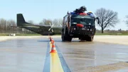 Der Panter ist 13m lang, vier Meter hoch und drei Meter breit. Er wiegt 52 Tonnen, hat 1.400 PS und eine Höchstgeschwindigkeit von 140km/h. Damit ist er größer, schwerer und schneller als jedes andere Feuerwehrfahrzeug.