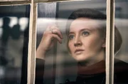 Margot (Anna Maria Mühe) sieht ins Werk, eine Sekretärin hat eine Nachricht für sie.
