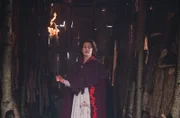 Die fanatische Ethel Greaves (Simone Kirby) sitzt in der Falle und tötet sich selbst.