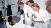 Dr. Schmidt (Walter Sittler, l.) zeigt, wie's geht. Er trainiert für den großen Wettkampf am Wochenende. Die Assis Dr. Brummel (Roland Jankowsky, 2.v.l.), Dr. Pfund (Alexander Schottky) und Dr. Borstel (Kerstin Thielemann) schauen zu.
