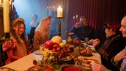 Im 16. Jahrhundert veranstalten Maggie (Hattie Gotobed, l.) und ihre Schwester Elinor (Ella Maisy Purvis, 2.v.l.) ein Abendessen und laden auch den Hexenjäger Adam Quinn (Ben Willbond, M.) ein. Der beschreibt den Gästen auf drastische Weise, wie sich Hexen ihrer Feinde entledigen.