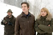 "Soko Kitzbühel", "Samsons Tod." In einer abseits gelegenen Waldhütte liegen die total verkohlten Überreste von Edwin Beretsky. Der Adelsspross hat vor langem mit seiner vermögenden Familie gebrochen, um als Eremit zu leben. Bei ihren Ermittlungen wird die SOKO mit dem Clan der Beretskys konfrontiert: Mit Edwins Bruder Wieland, einem in Berlin arbeitenden Anwalt, und den Stiefgeschwistern Knut und Ella Haselberger. Welchen ehrgeizigen Plänen seiner Familie Edwin im Wege stand und wer das größte Interesse an seinem plötzlichen Tod hat, das gilt es herauszufinden. Aber dann stoßen die Ermittler auf ein gut gehütetes Geheimnis. Im Bild (v.li.): Elmar Drexel (Adolf Gamlitzer), Andreas Kiendl (Klaus Lechner), Kristina Sprenger (Karin Kofler).