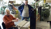 Der alte Webstuhl weckt bei Heinz Steenken und Hermann Laumann Erinnerungen.
