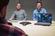 Ingo Thiel (Heino Ferch, l.) und sein langjähriger Kollege Winni Karls (Ronald Kukulies, r.) konfrontieren einen Verdächtigen mit den Aufnahmen einer Überwachungskamera.