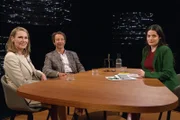 v.li.: Katja Gentinetta, Politische Philosophin, und Olaf Müller, Philosoph, mit Moderatorin Olivia Rölllin