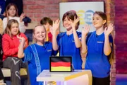 Das blaue Team aus Nürnberg/Deutschland begrüßt das Publikum.