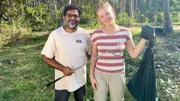 Nina und Gerry lassen eine gerettete Brillenschlange wieder frei.