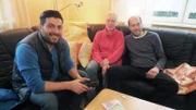 Trödelprofi Sükrü Pehlivan mit Astrid und Jens-Peter bei der Geldübergabe