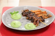 Pilz-"Kebab" mit Erbsen-Minz-Püree und Zatar-Möhren von Janine Hübel