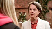 Victorias (Caroline Schreiber r.) und Amelies (Lara-Isabelle Rentinck l.) Vorstellungen für die Verlobungsfeier gehen weit auseinander.