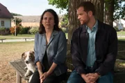 Paul (Christoph Schechinger) und seine Therapiehündin Käthe suchen Hannah (Anna Grisebach) auf.