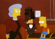 Belle (li.) engagiert Bart (re.) als Conférencier.