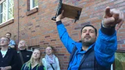 Experte Sükrü Pehlivan (re.) ist auf dem Flohmarkt in seinem Element