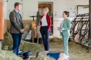 Die Kommissare Thomas Schmidt (Moritz von Zeddelmann, l.) und Laura Schmidt (Marija Kovco, M.) erfahren von Rechtsmedizinerin Atay (Sevda Polat, r.), dass die Tatwaffe bereits am Tatort gefunden wurde.
