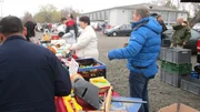 Auf dem Flohmarkt soll mit Unterstützung von Experte Otto Schulte (re.) Geld in die Kasse kommen