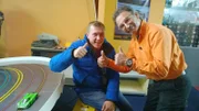 Experte Otto Schulte (li.) bestaunt die riesige Carrera-Sammlung von Jörg (re.)