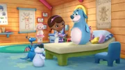 "Disneys Doc McStuffins, Spielzeugärztin", "Sir Kirby, der Retter / Ein schwerer Fall von Piekseritis." Sir Kirby, der Retter: Kirby, der Ritter soll das bezaubernde Prinzessinnen-Lämmchen retten. Leider ist er aber viel zu schmutzig dafür. Doc McStuffins und ihre Freunde versuchen, ihn zu einem Bad zu überreden.Ein schwerer Fall von Piekseritis: Der aufblasbare Hund Boppy gerät in eine schwere Notlage. Er ist an einem Rosenstrauch hängen geblieben und verliert nun Luft. Schon eilen Doc McStuffins und ihre Helfer herbei.