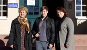 Vivian Klein und Ines Haase treffen ihre Lehrerin wieder. (v.l.n.r: Elke Hennings, Vivian Klein, Ines Haase)