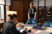 Lucie (Julia Wiedemann) wird von Lennox (Leif Lunburg) in dem Glauben gelassen, dass das Geschenk von Ben ist.