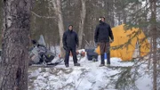 Chevie Roach und sein Cousin Roger Hamilton Jr. arbeiten gemeinsam am Bau einer Hütte (National Geographic).